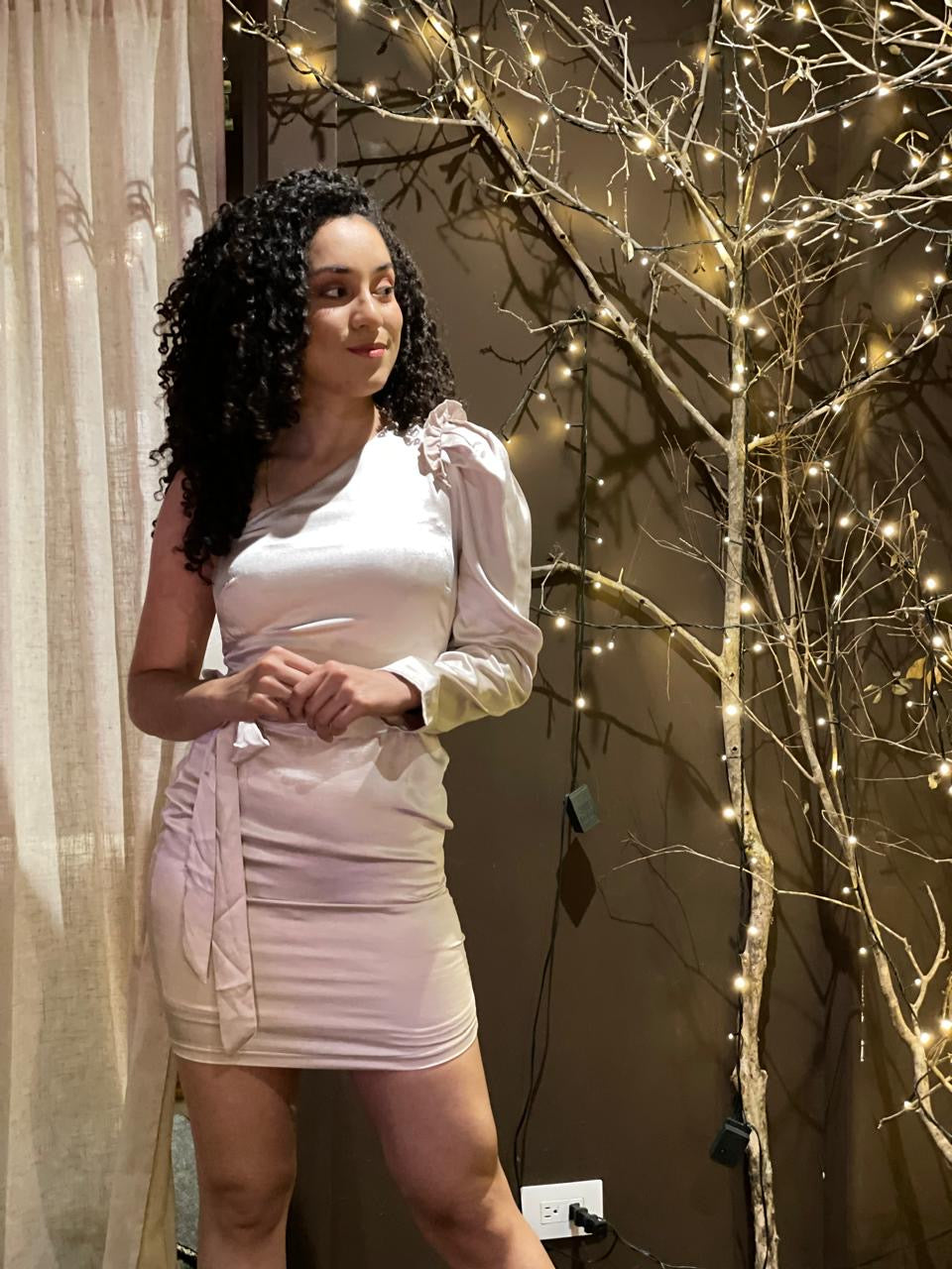 Vestido una manga larga.