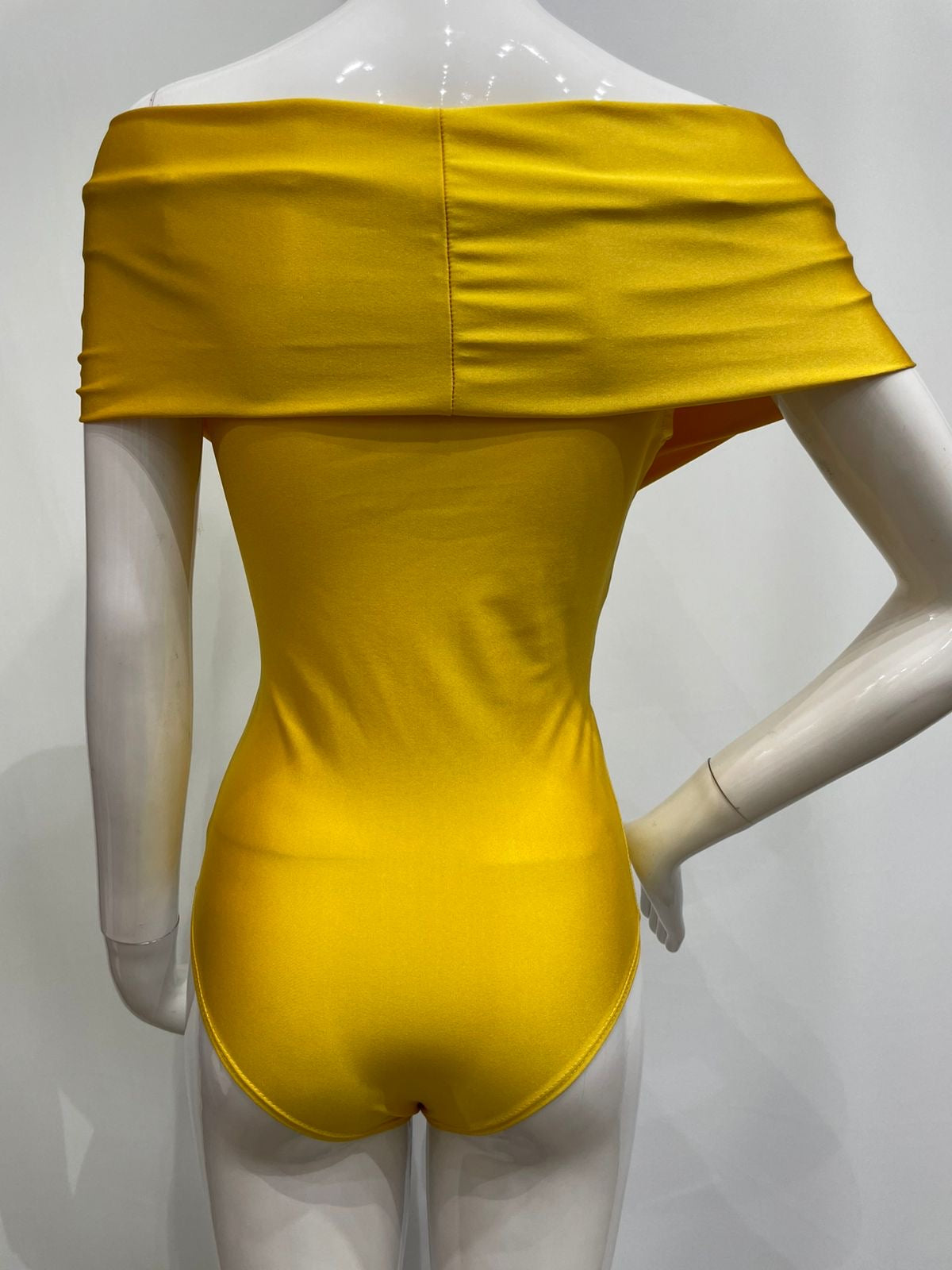 Body amarillo