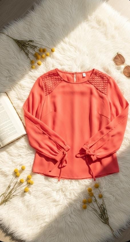 Blusa con detalles en los hombros