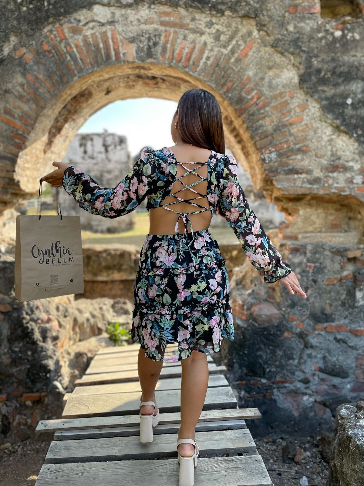 VESTIDO FLORAL CON ESCOTE