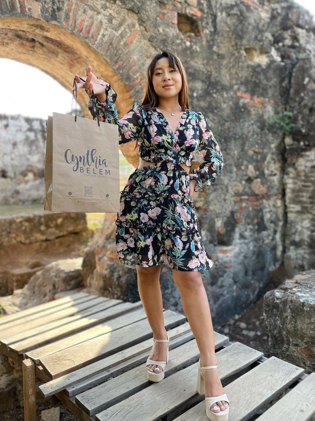 VESTIDO FLORAL CON ESCOTE