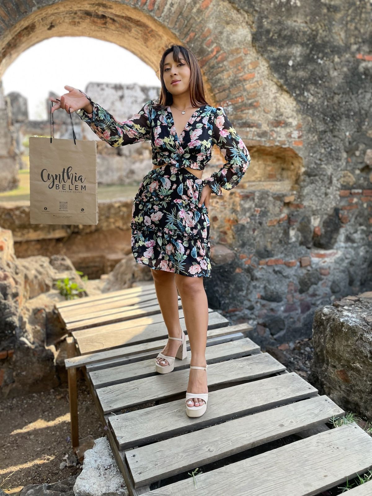 VESTIDO FLORAL CON ESCOTE