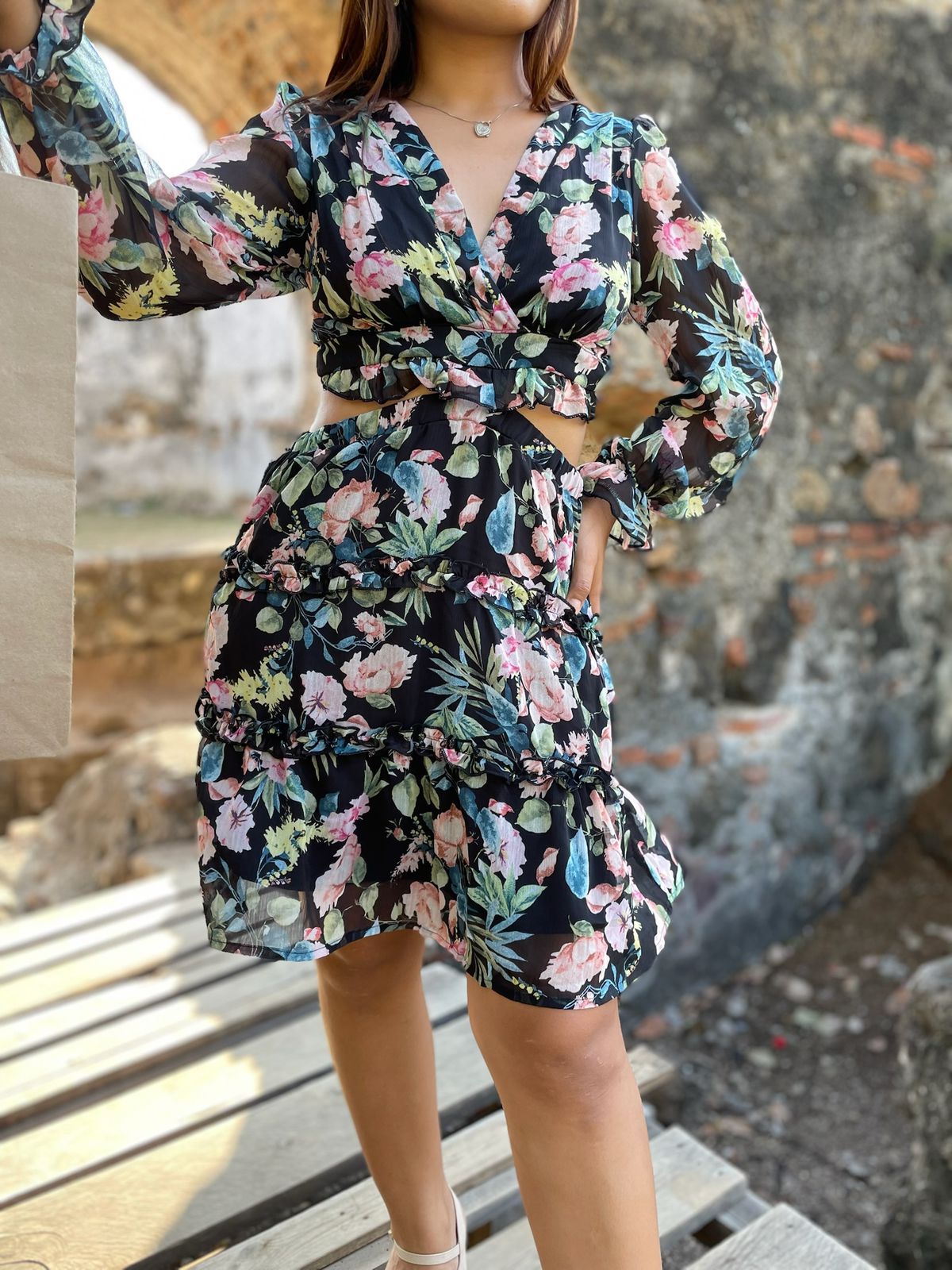 VESTIDO FLORAL CON ESCOTE