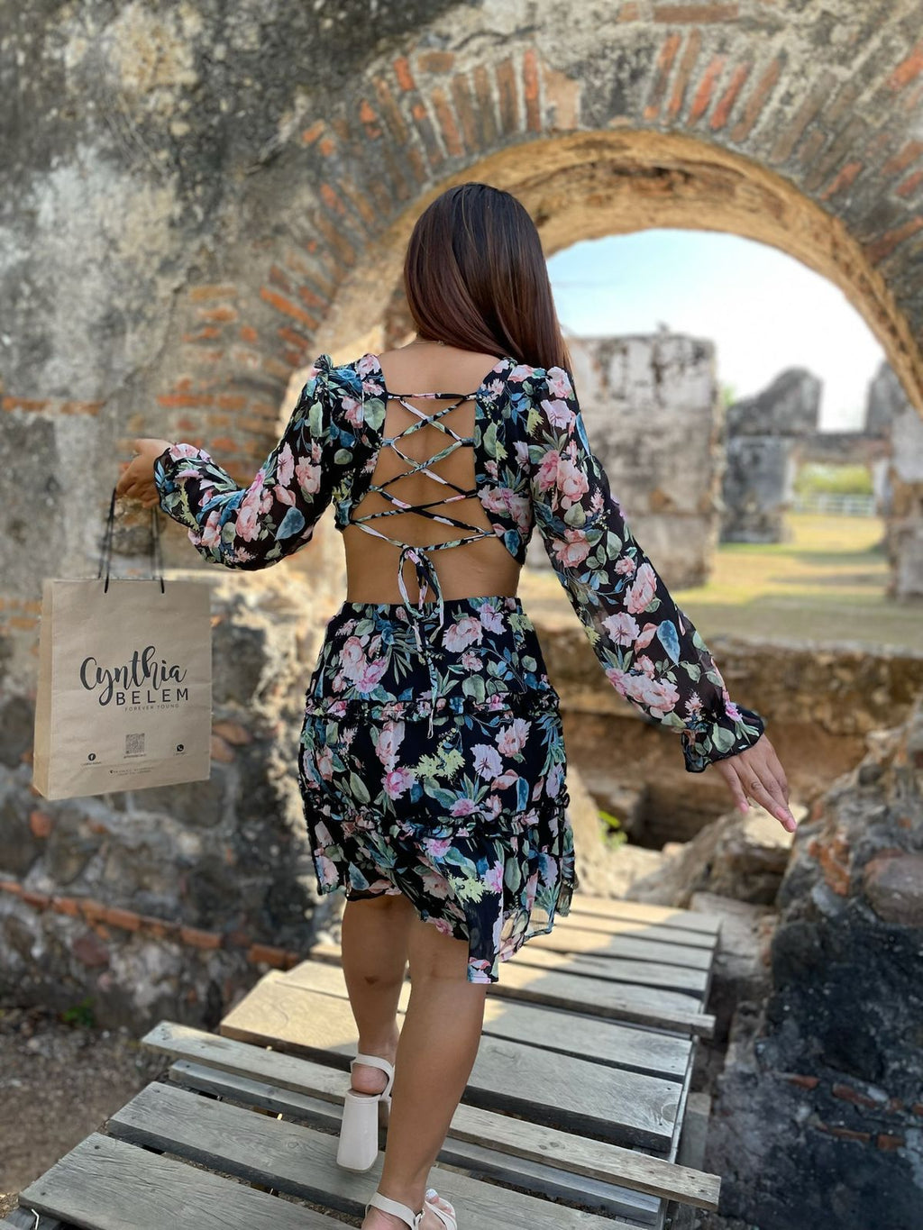 VESTIDO FLORAL CON ESCOTE