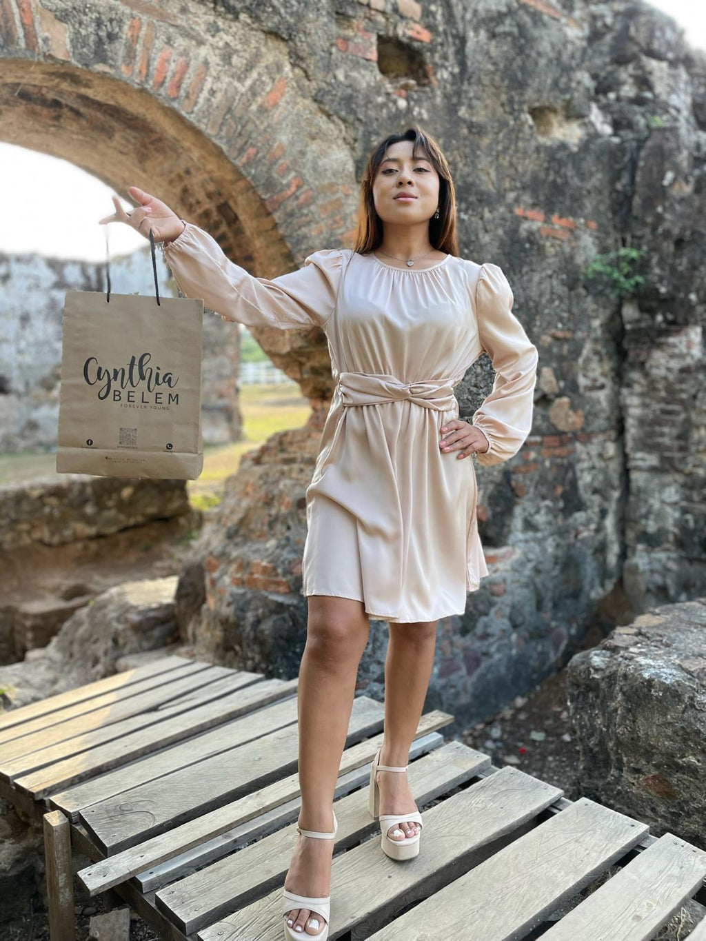 VESTIDO BEIGE DE CEDA