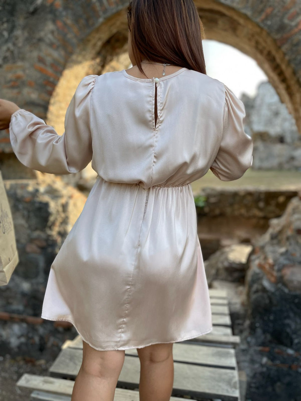 VESTIDO BEIGE DE CEDA