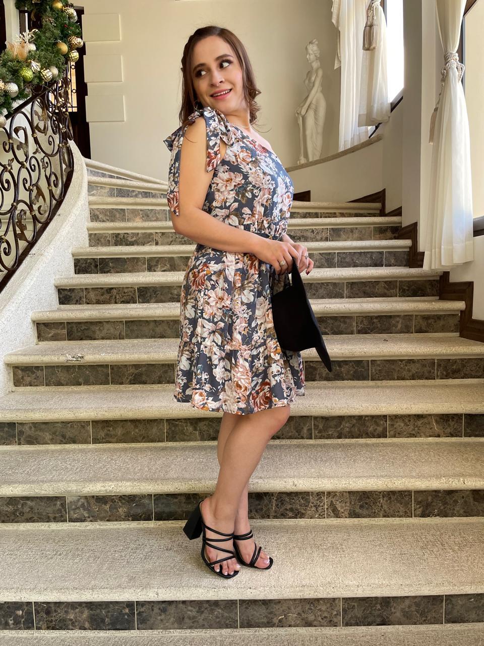 VESTIDO DE UN HOMBRO FLOREADO