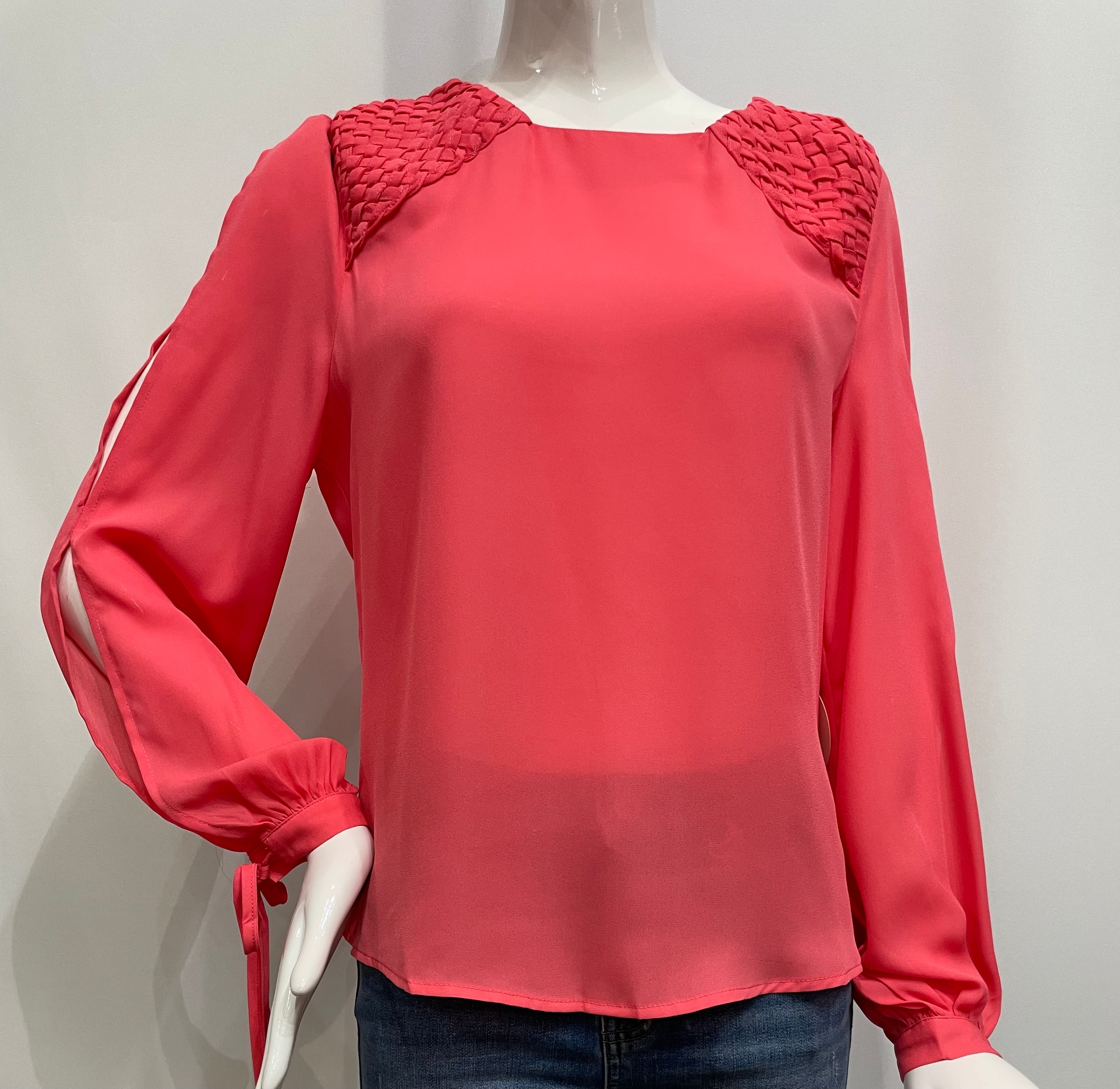 Blusa con detalles en los hombros