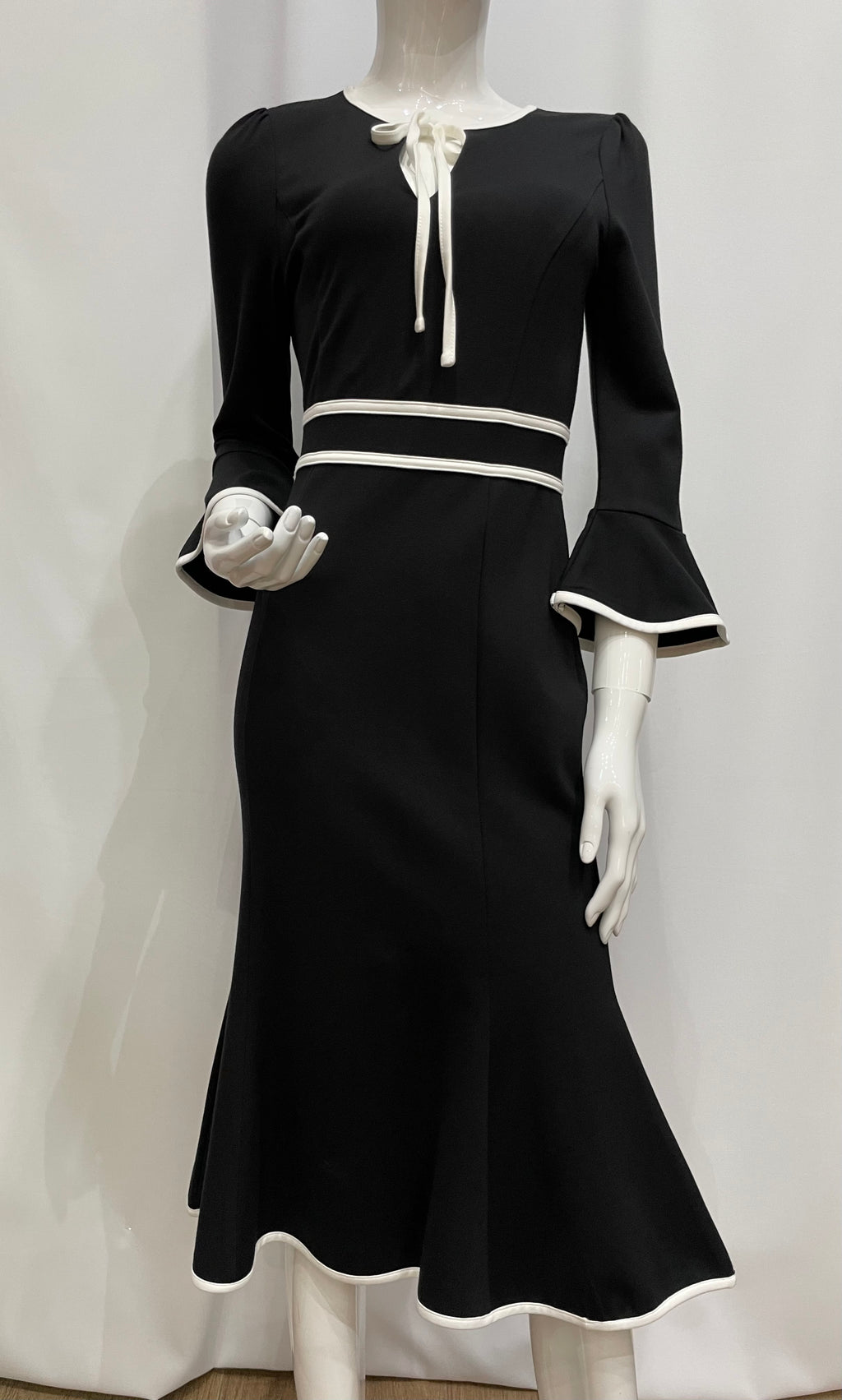 Vestido tallado con vuelo