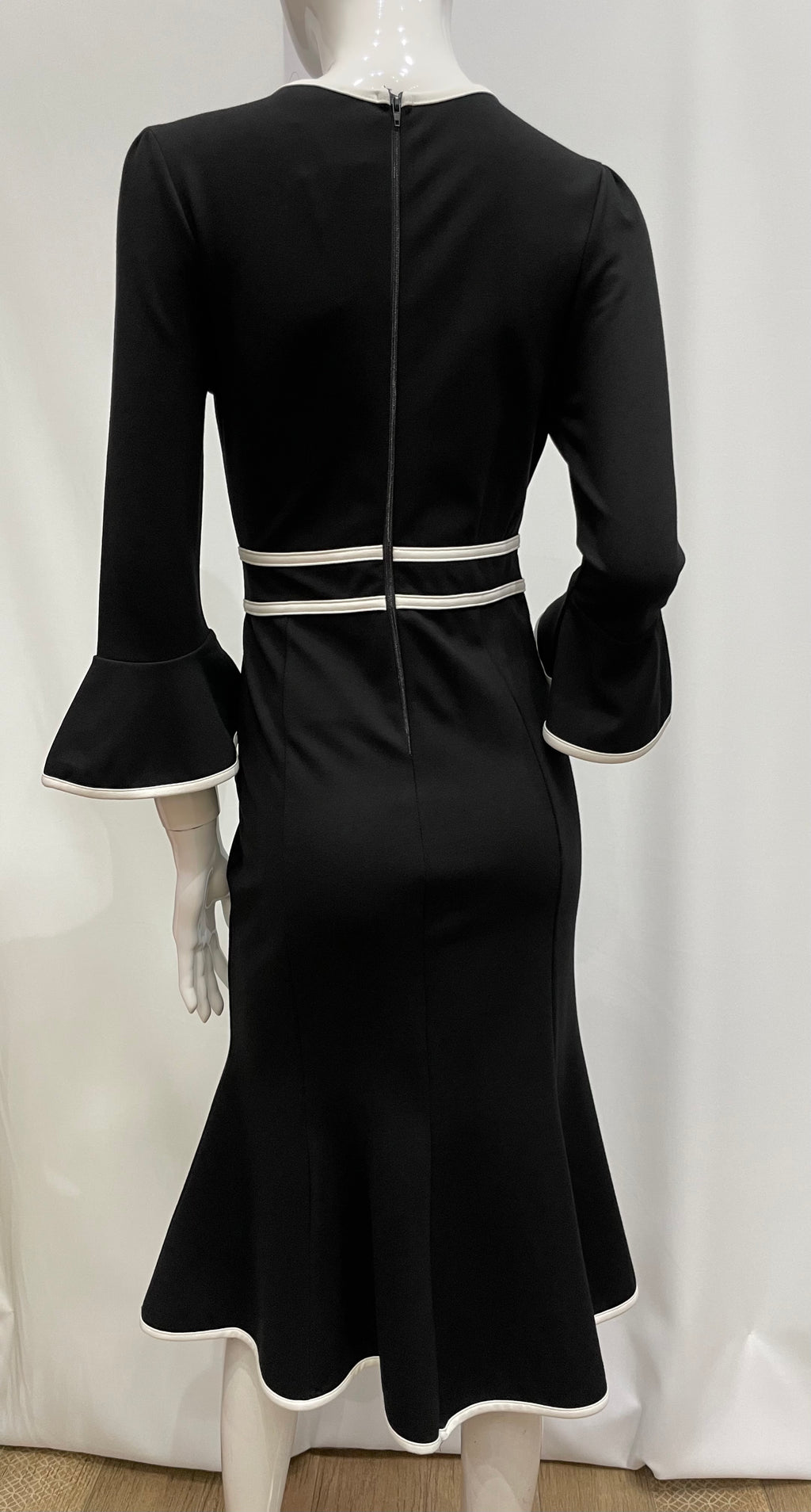 Vestido tallado con vuelo