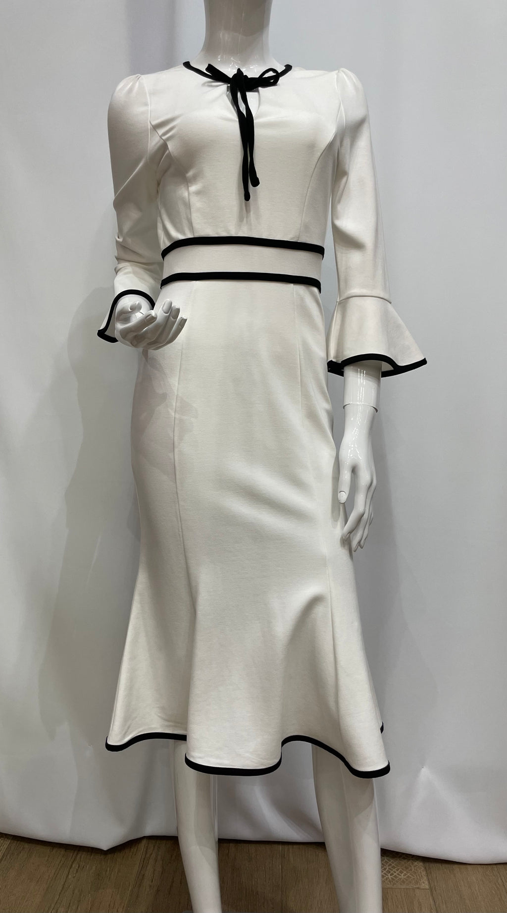 Vestido tallado con vuelo