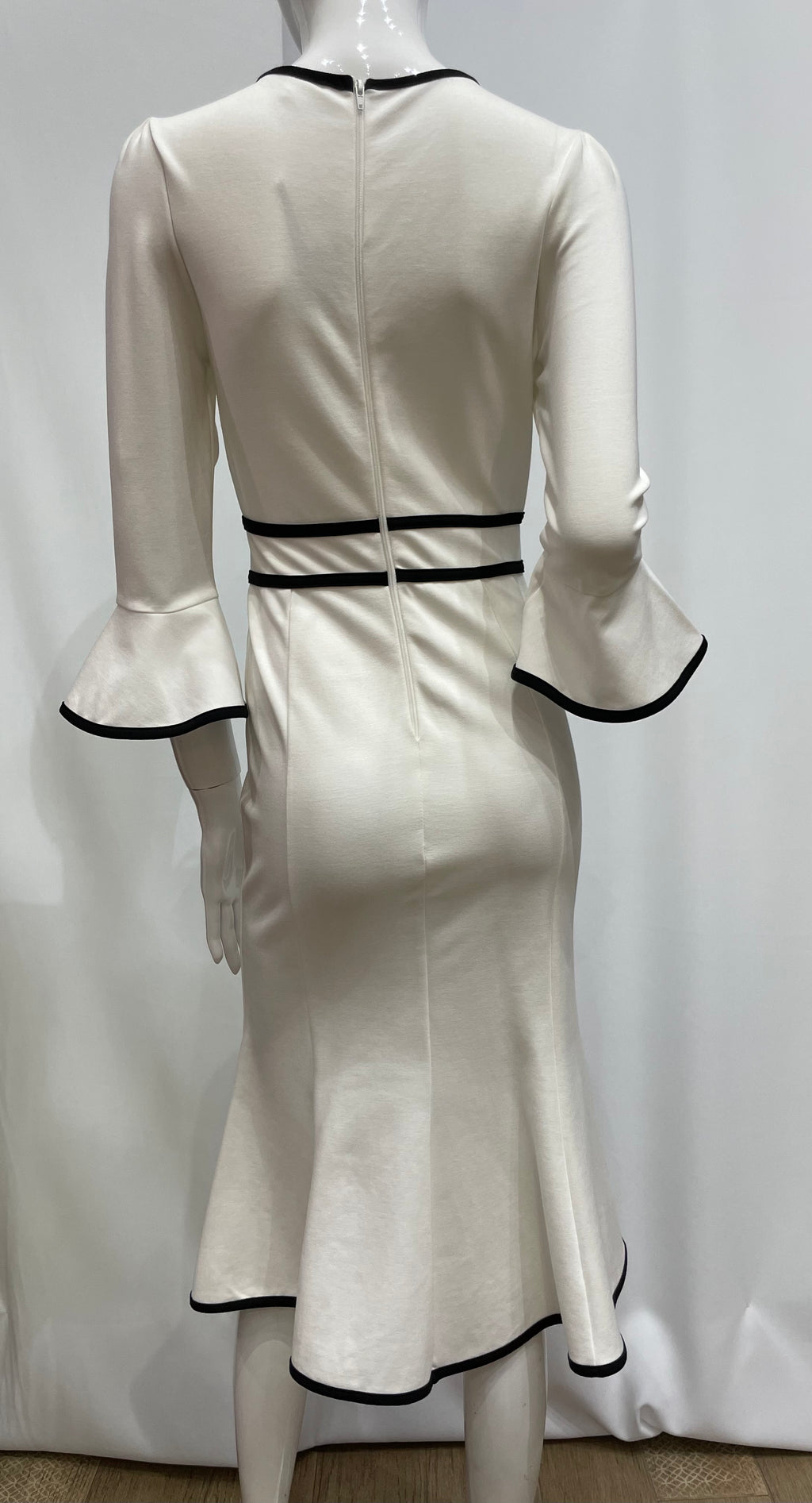 Vestido tallado con vuelo