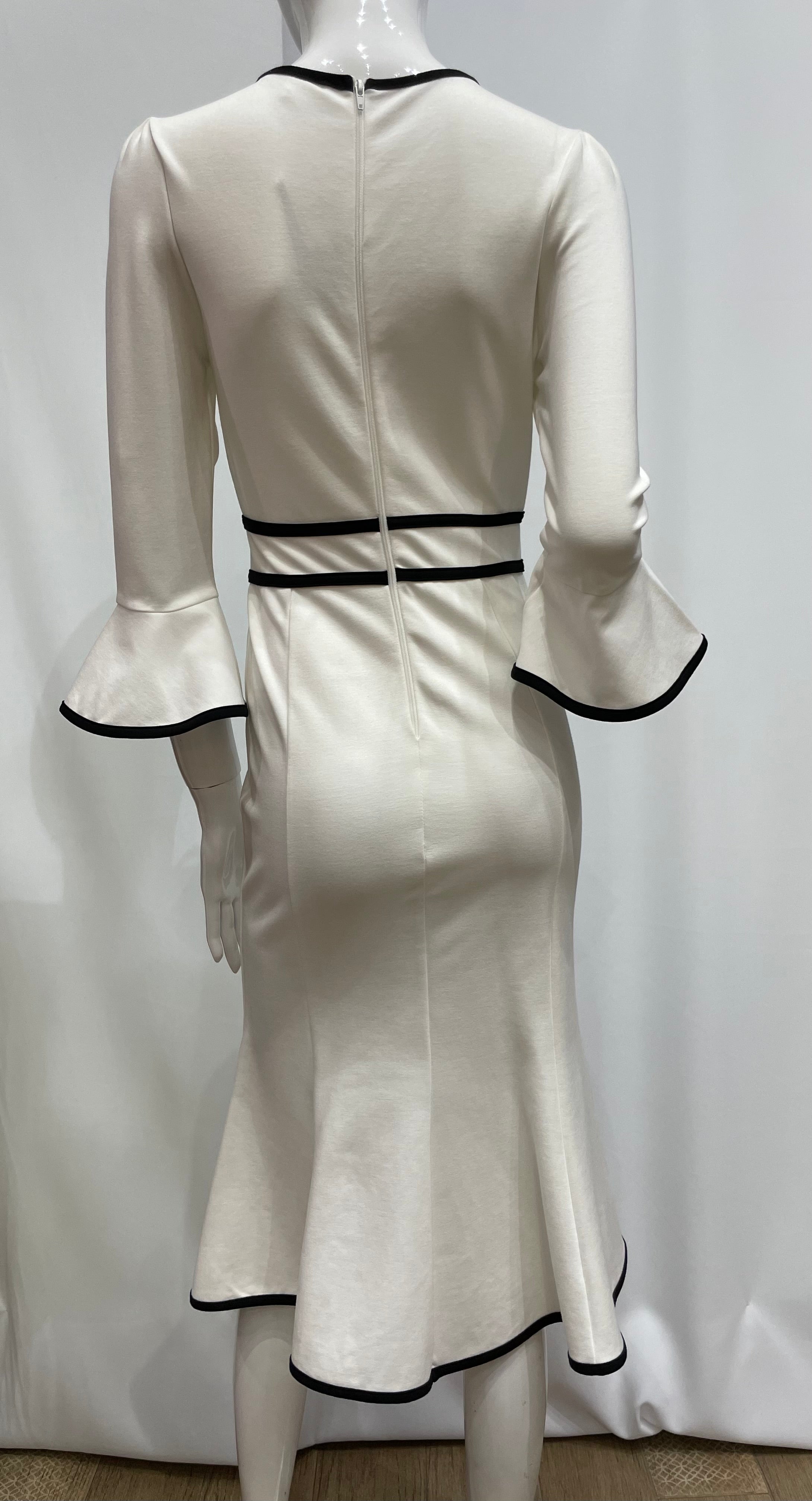 Vestido tallado con vuelo