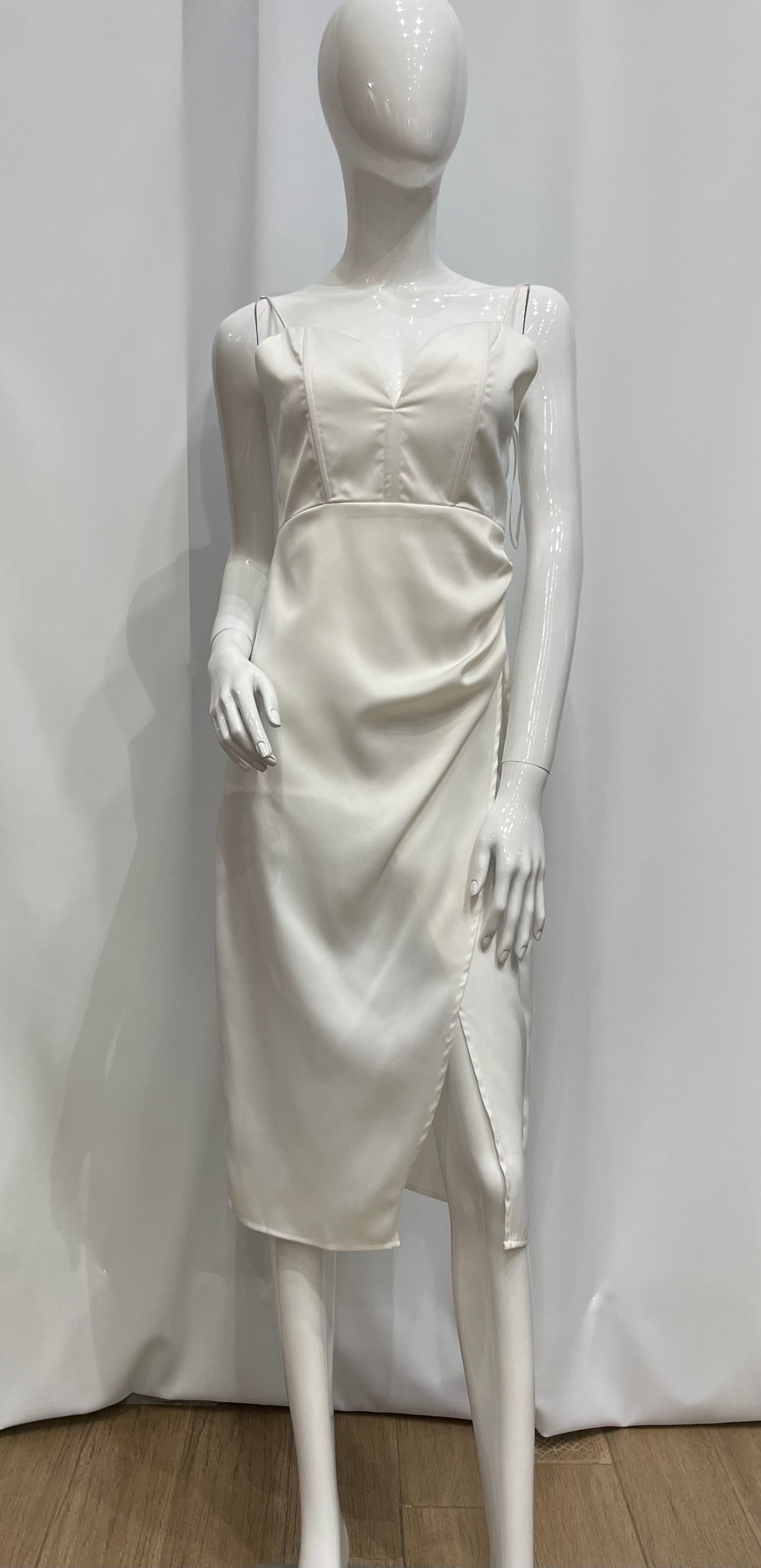 Vestido de tirantes finos.