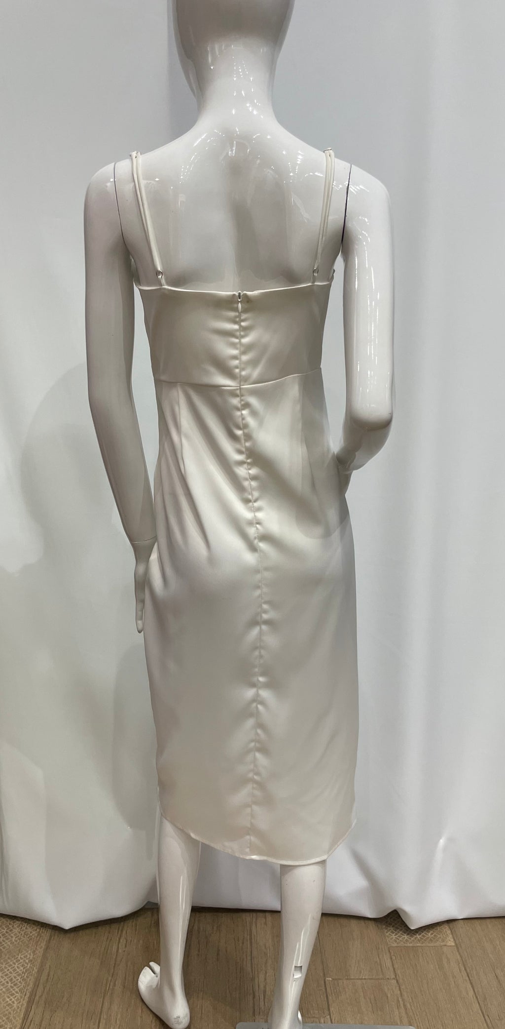 Vestido de tirantes finos.