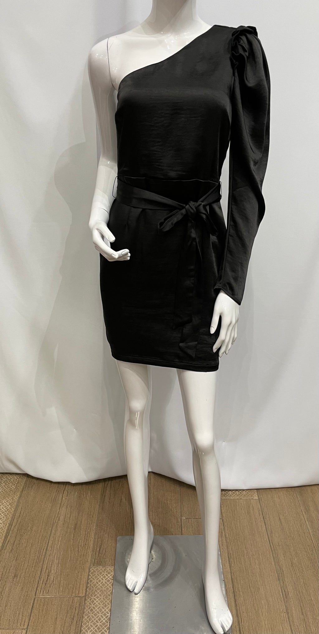 Vestido una manga larga.