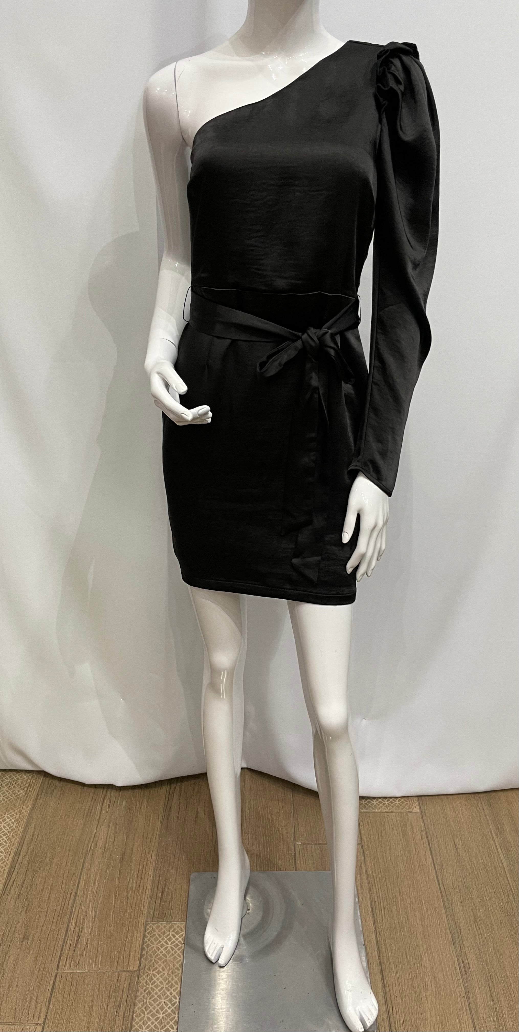 Vestido una manga larga.