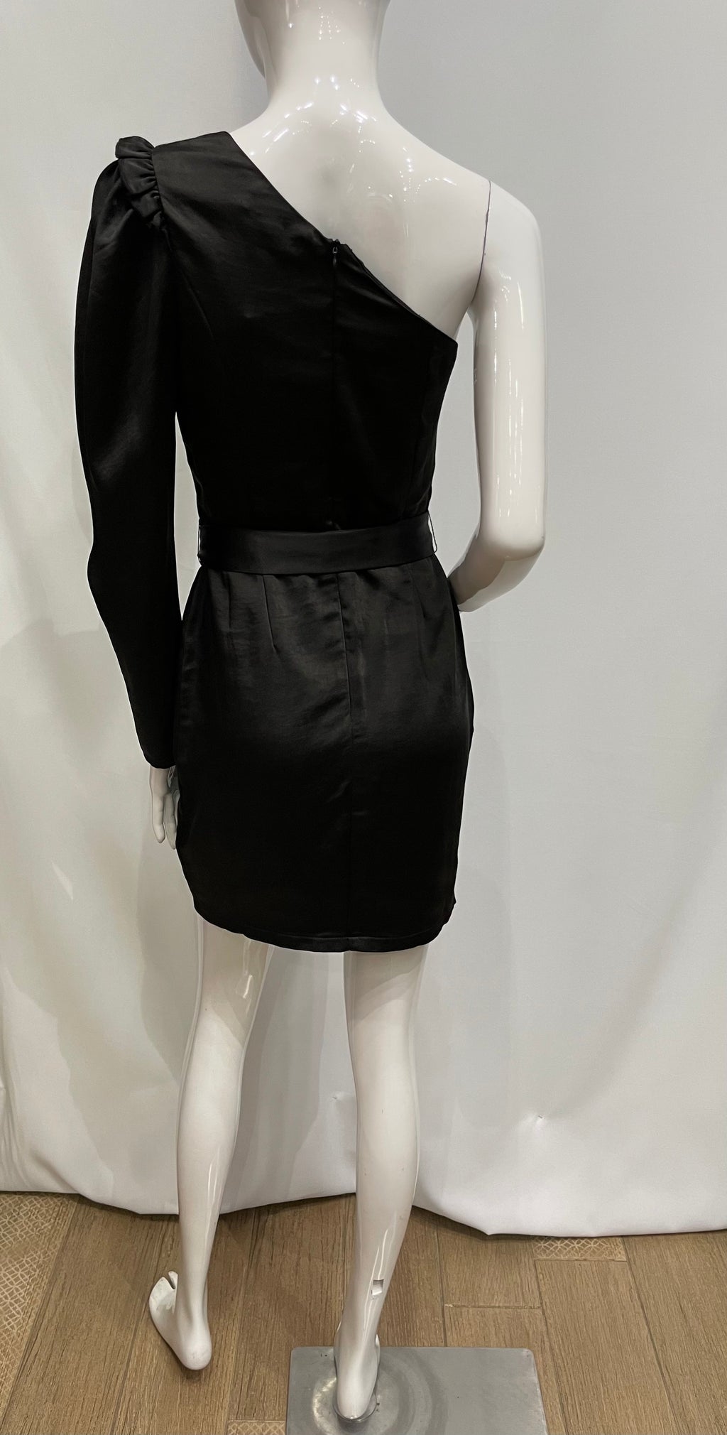 Vestido una manga larga.