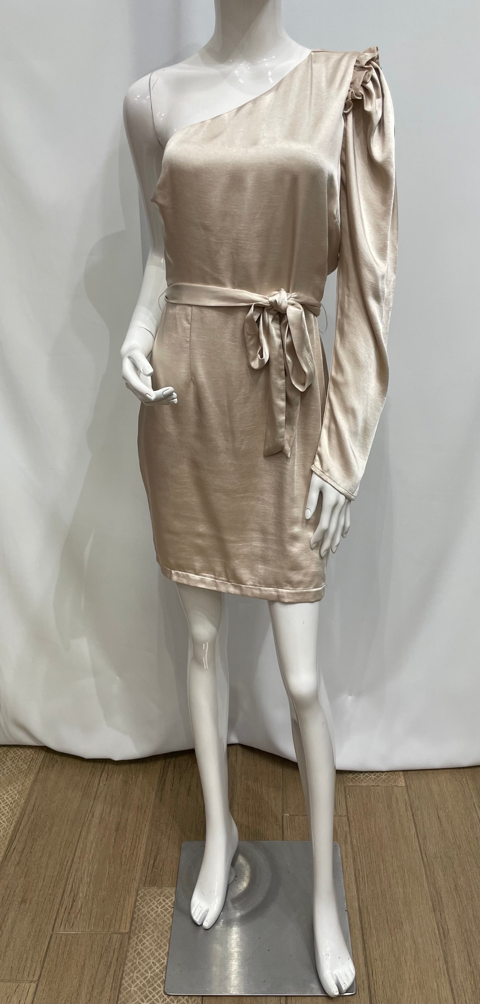 Vestido una manga larga.