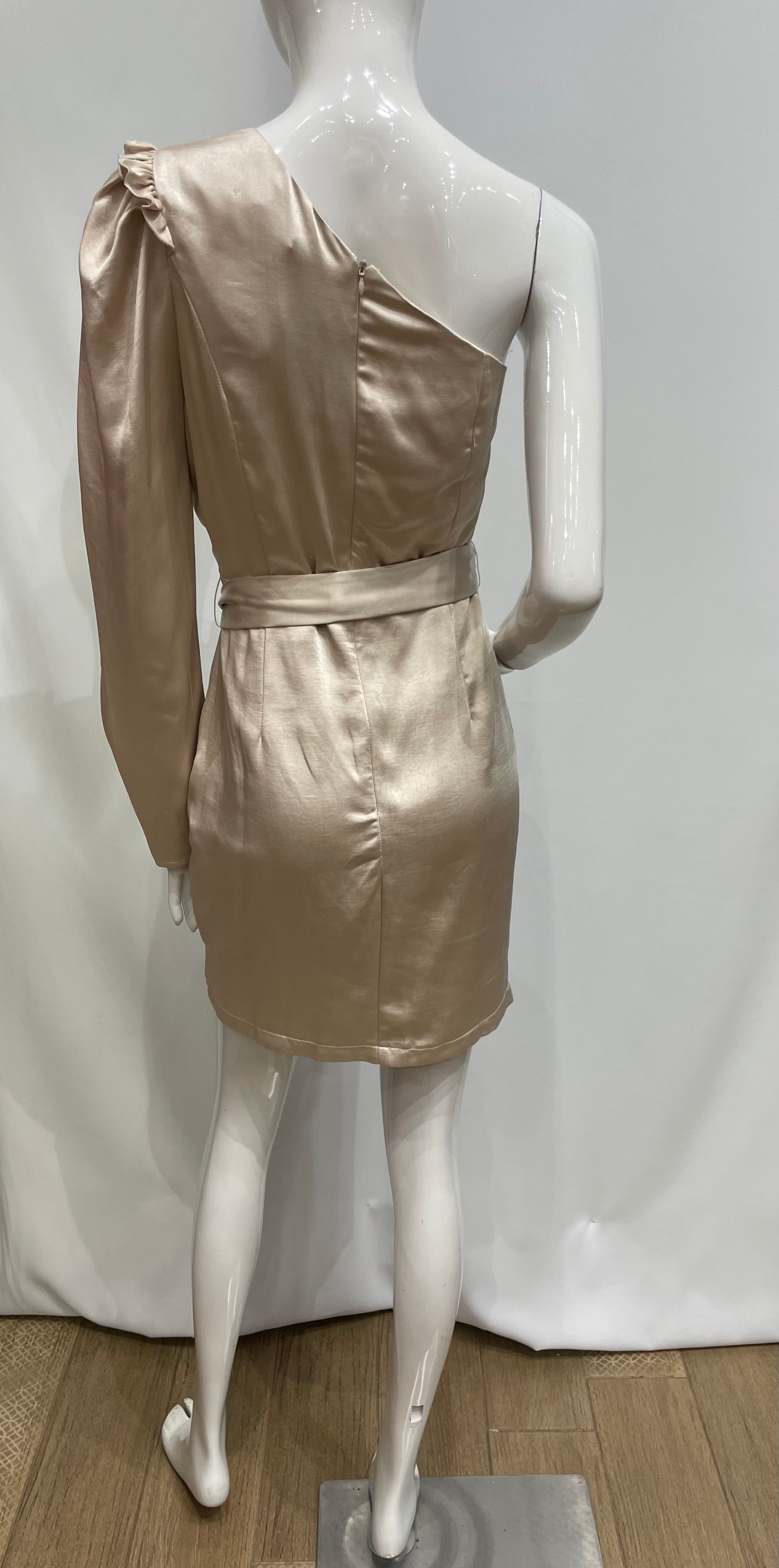 Vestido una manga larga.